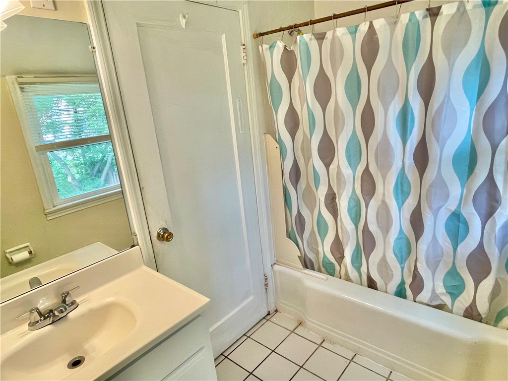 26 Raleigh Street Rochester, NY 14620 - Photo 17 of 19 2nd floor bath with tub/shower.