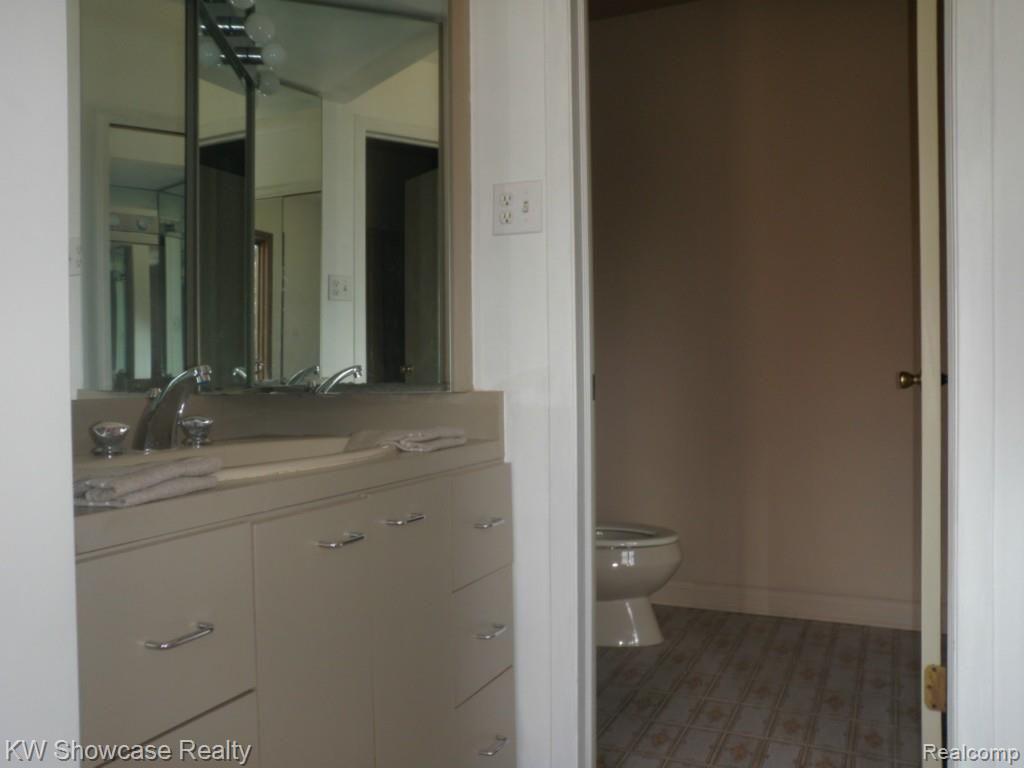601 Uphill Road Milford, MI 48381 - Photo 15 of 37 015.jpg