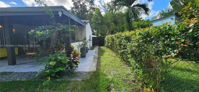 a view of a back yard