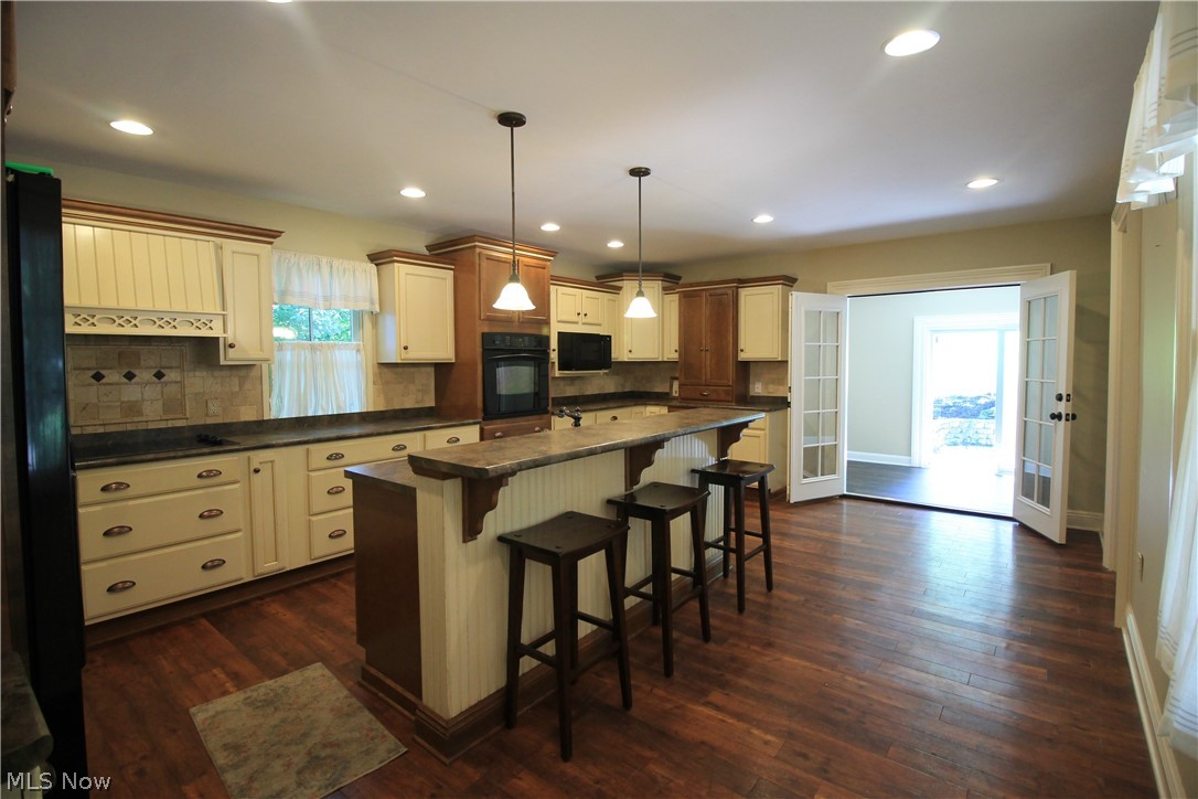 386 East Garfield Road Aurora, OH 44202 - Photo 5 of 35 Spacious Kitchen w/plenty of counter & cabinet spaces & pretty breakfast bar.