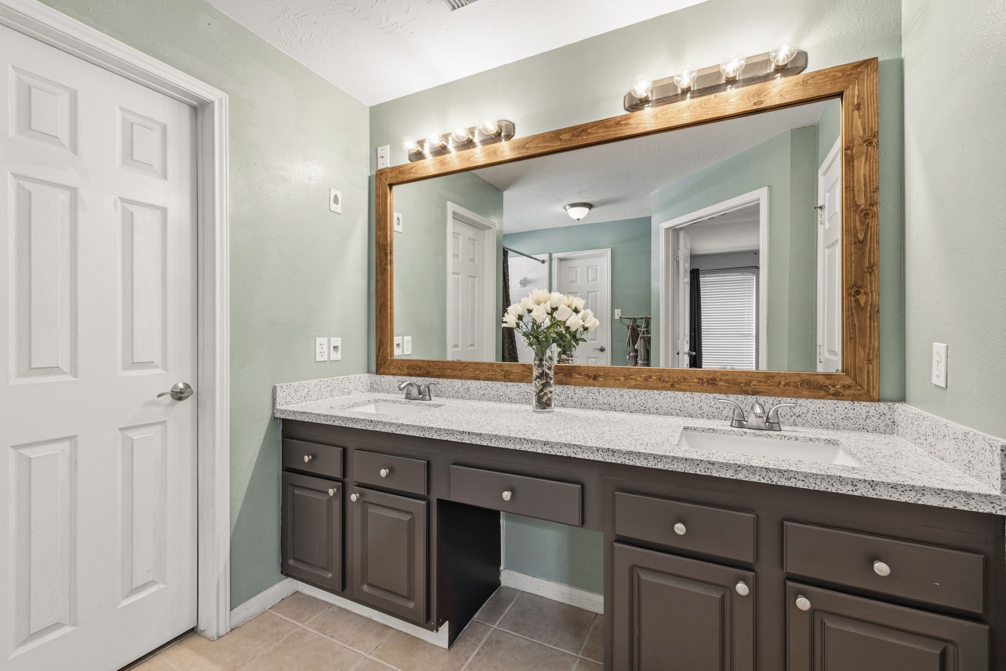9109 Benwick Street Spring, TX 77379 - Photo 22 of 33 Primary Bathroom; dual vanities. Nicely upgraded vanity and mirror.