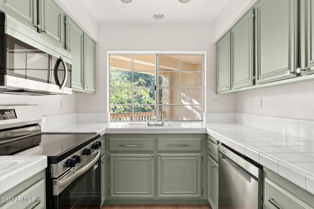 697 Sutton Crest Trail, Unit TL210 Oak Park, CA 91377 - Photo 13 of 37