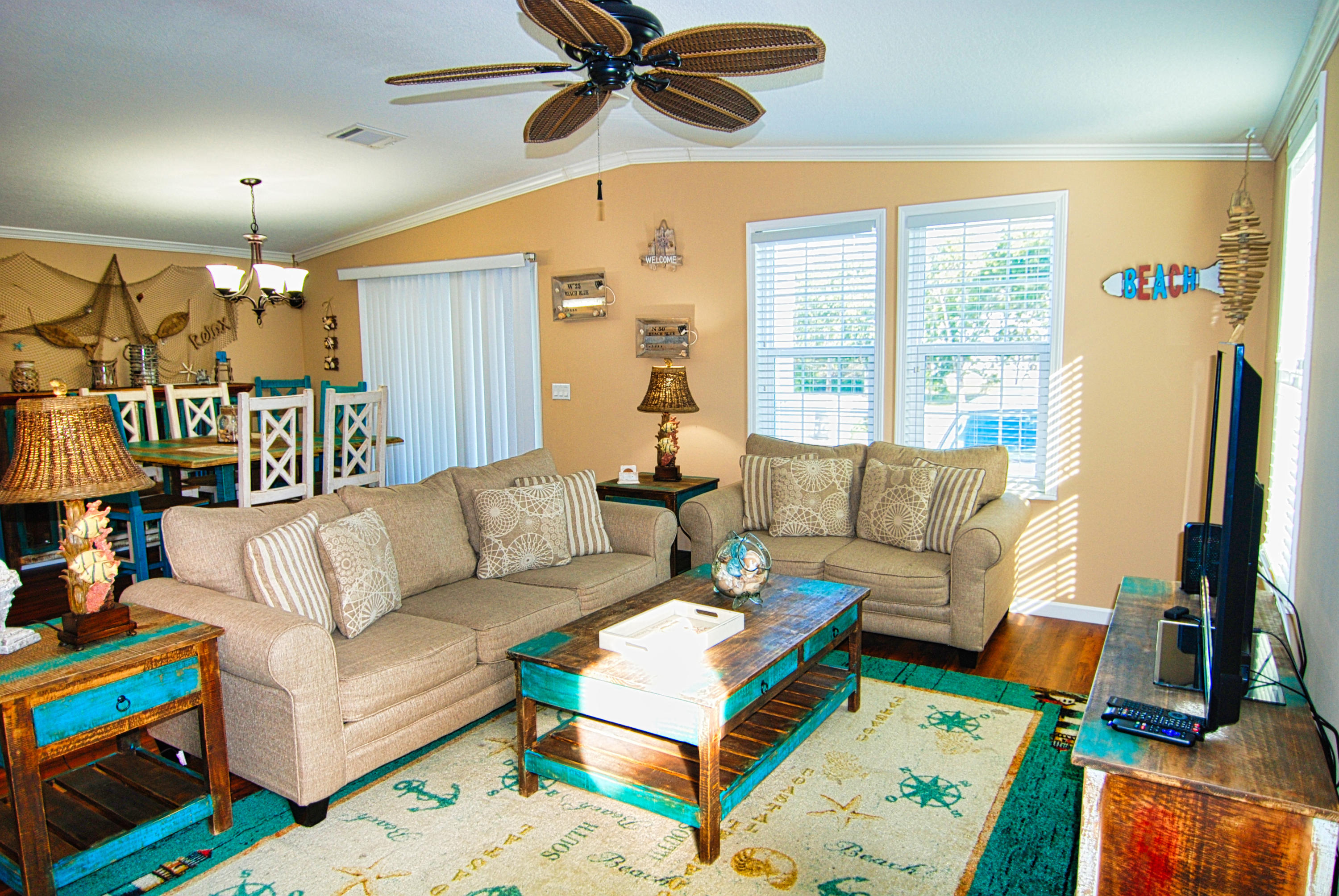 25 Mockingbird Road Key Largo, FL 33037 - Photo 6 of 31 Spacious Living Room!
