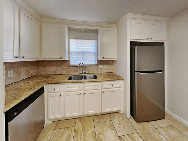 $1,820 | 19607 Lake Hollow Lane, Houston, TX 77084