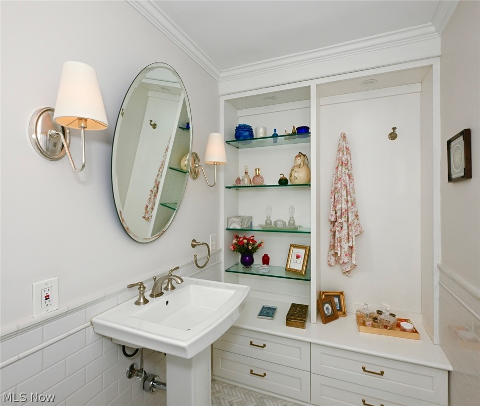 275 North Portage Path, Unit 3B Akron, OH 44303 - Photo 11 of 16 Well-appointed bathroom featuring a pedestal sink, an oval mirror, and wall-mounted sconces