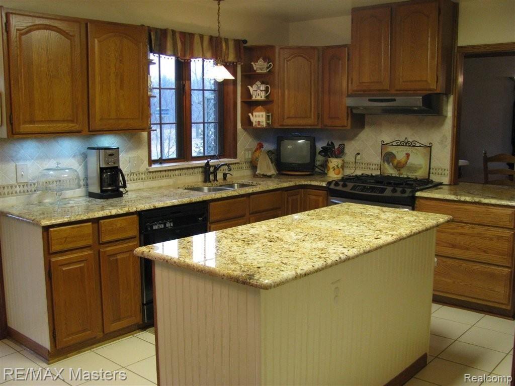 28380 Sibley Road Romulus, MI 48174 - Photo 5 of 25 036.JPG