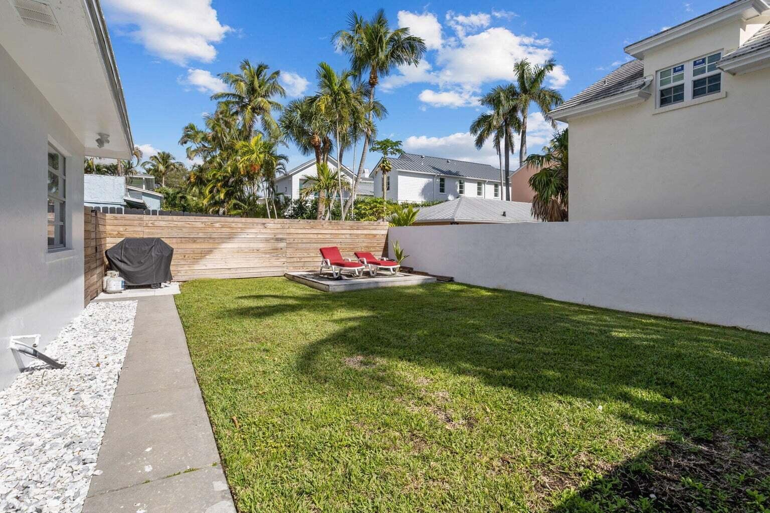 711 Southeast 2nd Street, Unit 4 Delray Beach, FL 33483 - Photo 18 of 23 a front view of a house with garden