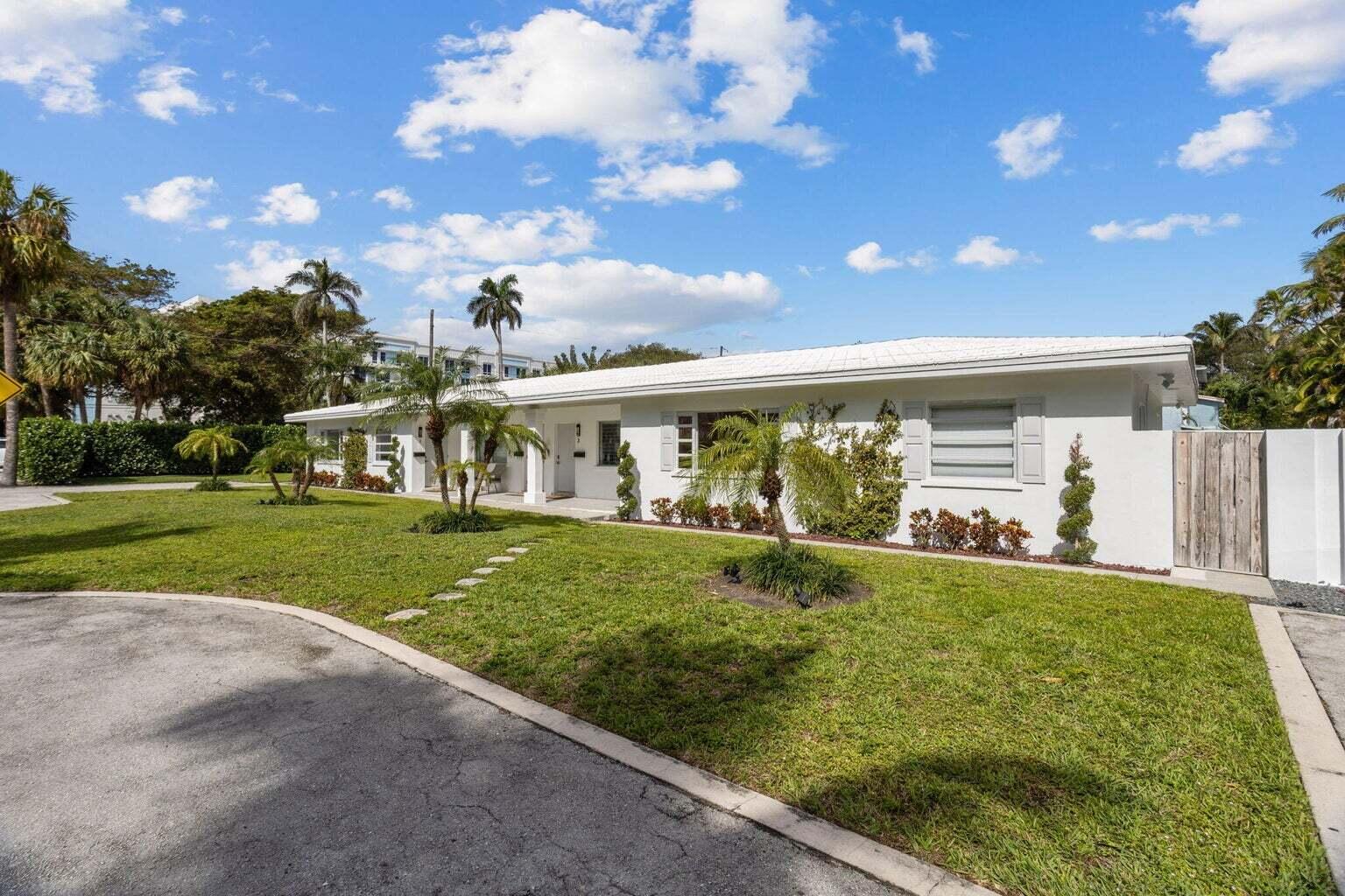 711 Southeast 2nd Street, Unit 4 Delray Beach, FL 33483 - Photo 19 of 23 a view of house with garden