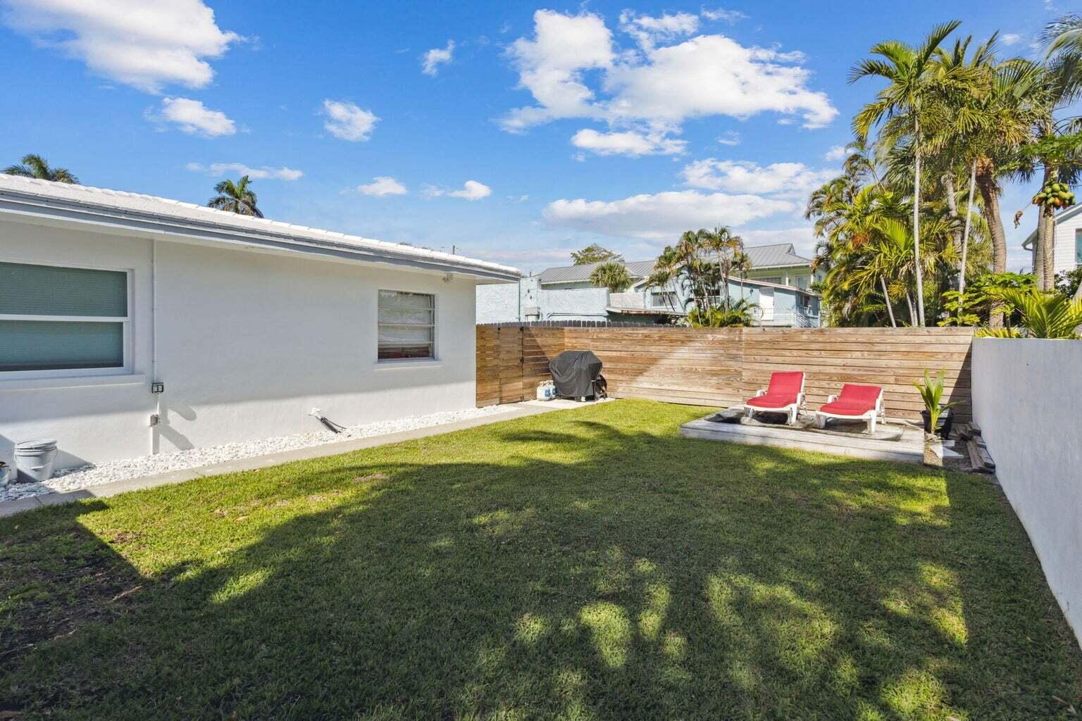 711 Southeast 2nd Street, Unit 4 Delray Beach, FL 33483 - Photo 20 of 23 a swimming pool with yard