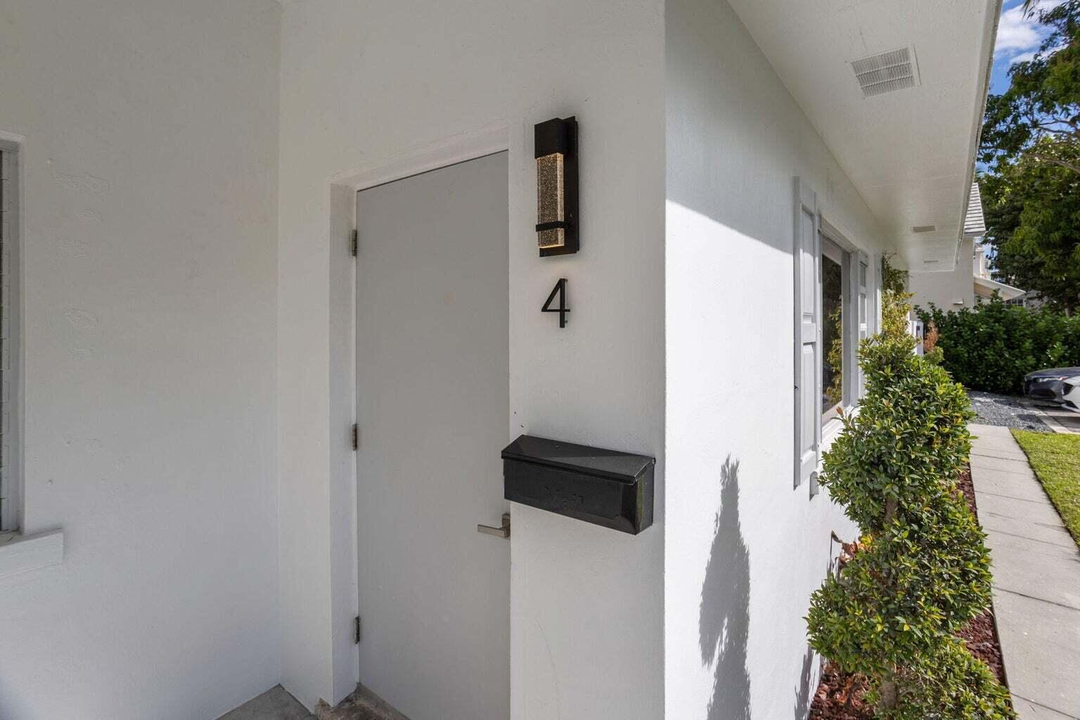 711 Southeast 2nd Street, Unit 4 Delray Beach, FL 33483 - Photo 3 of 23