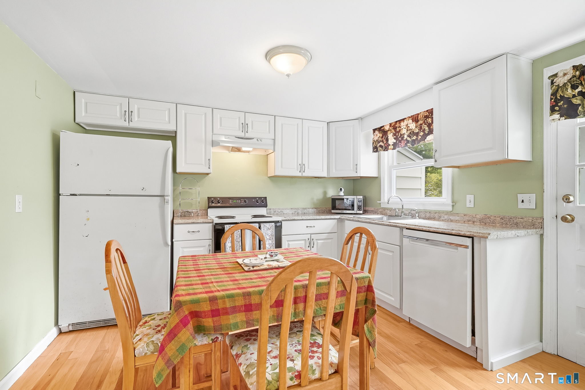 172 Pool Road North Haven, CT 06473 - Photo 11 of 36