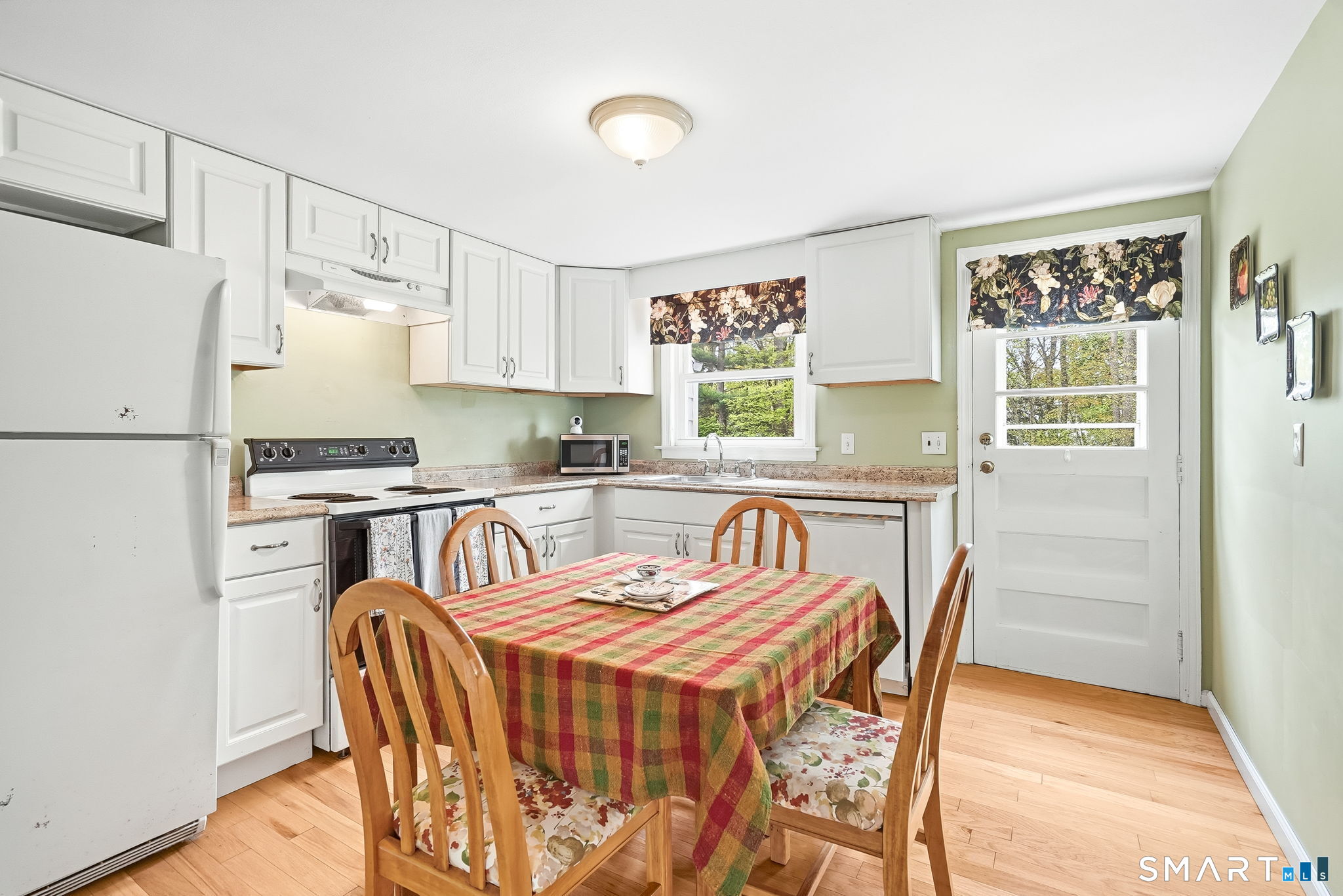 172 Pool Road North Haven, CT 06473 - Photo 10 of 36