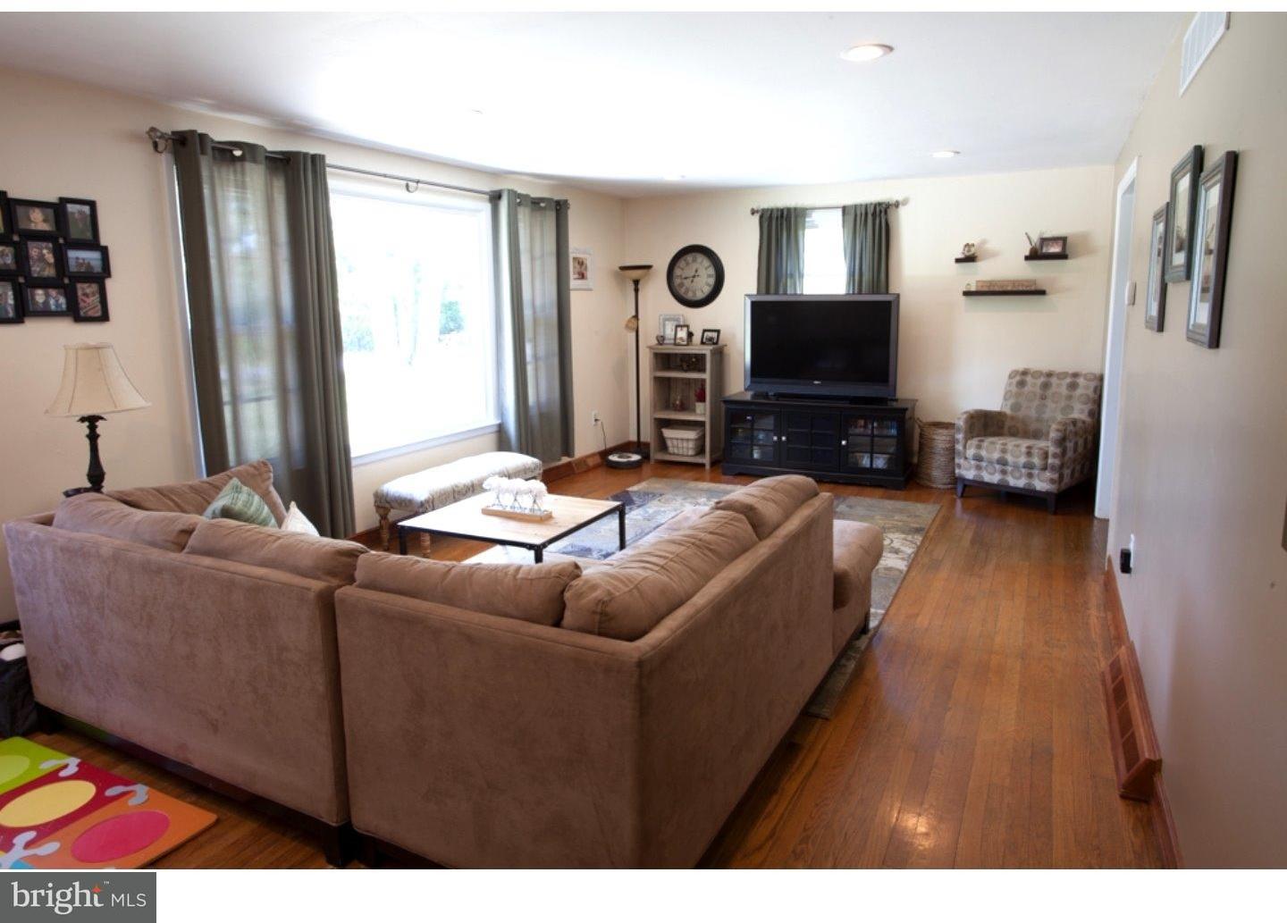 421 Three Bridge Road Newfield, NJ 08344 - Photo 3 of 9 Living Room