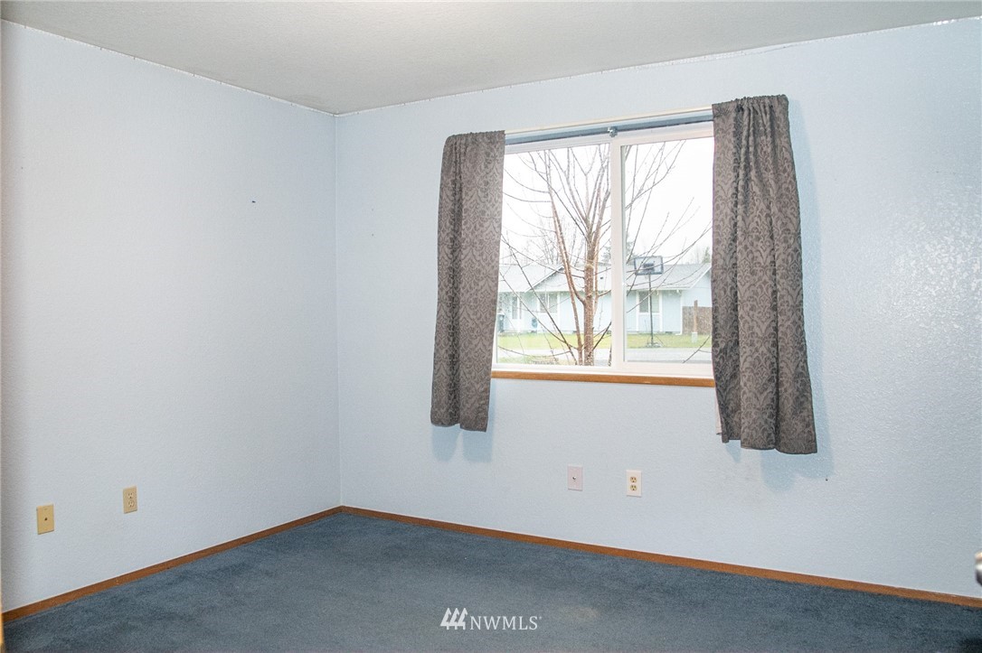 8723 Hawks Glen Loop Southeast Olympia, WA 98513 - Photo 5 of 12 an empty room with a window