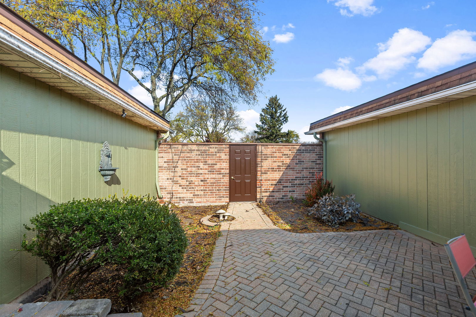 2425 El Cid Lane Northbrook, IL 60062 - Photo 4 of 28 a backyard of a house with lots of green space