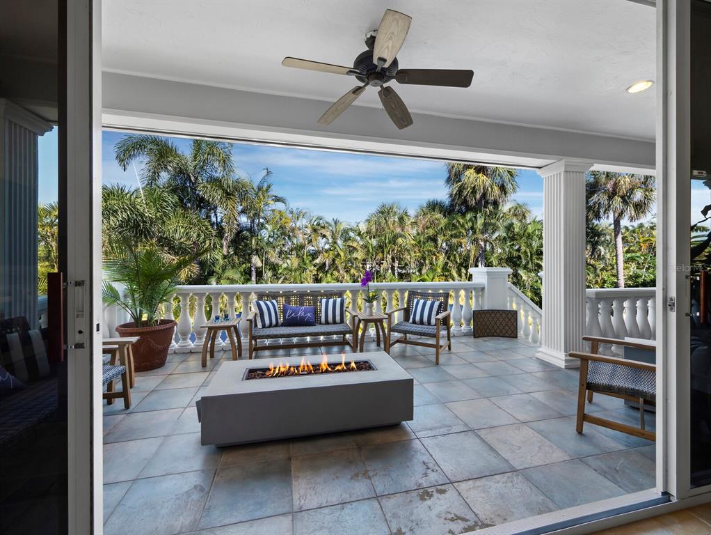 651 Broadway Street Longboat Key, FL 34228 - Photo 8 of 75 a living room with furniture