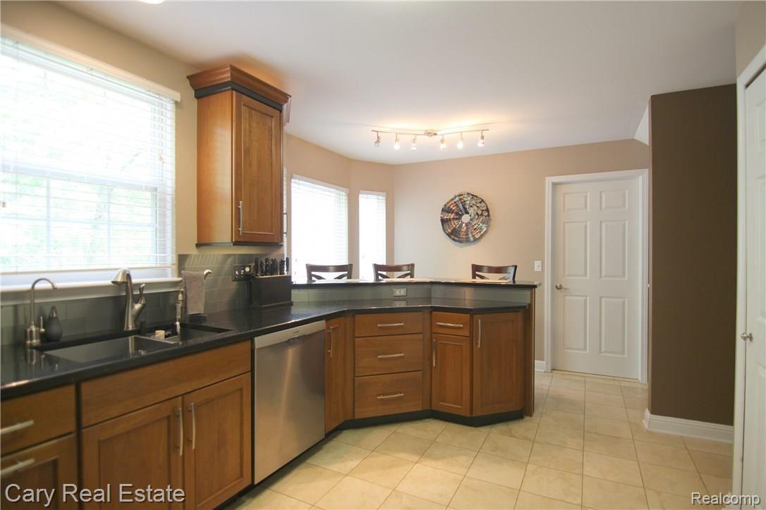 337 Timber Ridge Drive Highland, MI 48357 - Photo 20 of 30 Timber Ridge Dr Kitchen 5.jpg