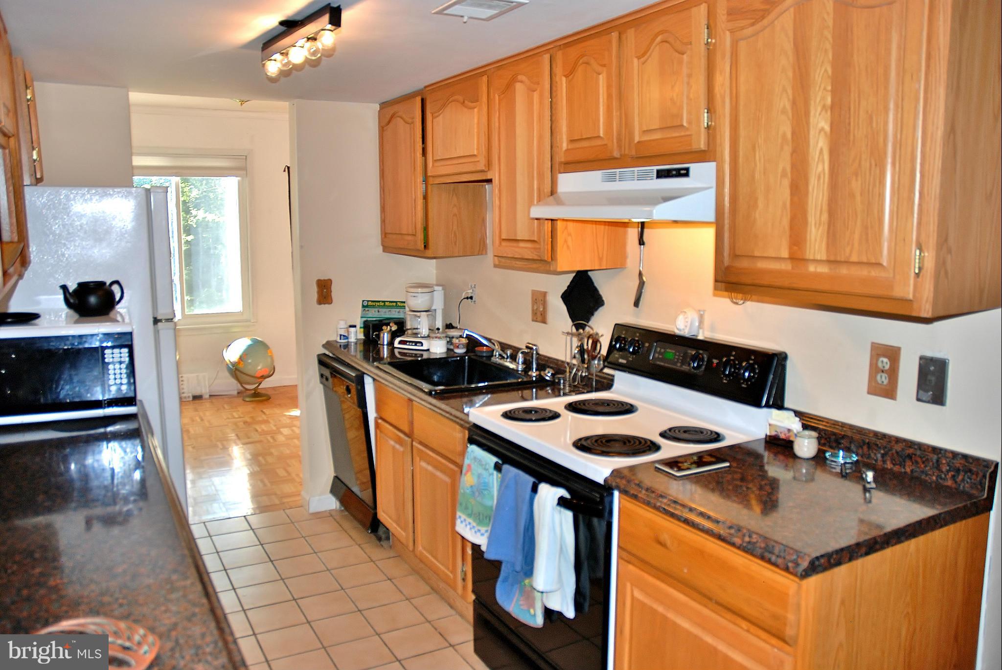 19547 Transhire Road Gaithersburg, MD 20886 - Photo 17 of 28 Kitchen Side View 2