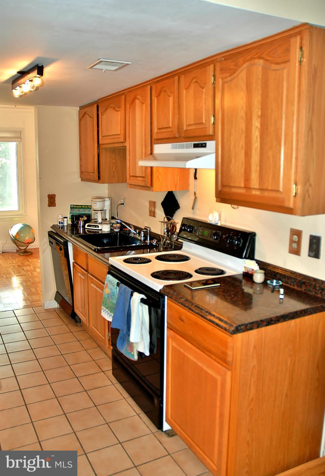 19547 Transhire Road Gaithersburg, MD 20886 - Photo 19 of 28 Kitchen Side View 1