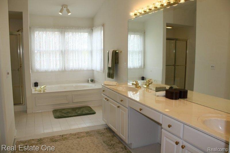 3433 West York Court Rochester, MI 48306 - Photo 15 of 21 Master Bath