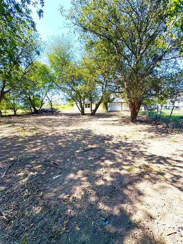 a view of a yard with a tree