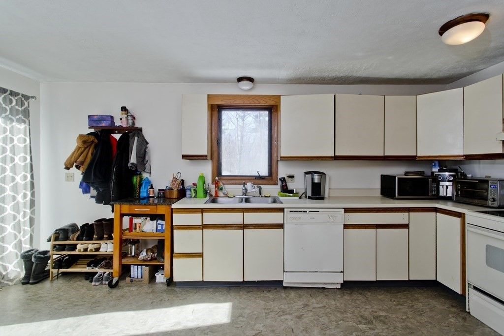 68 Lake George Road Wales, MA 01081 - Photo 5 of 42