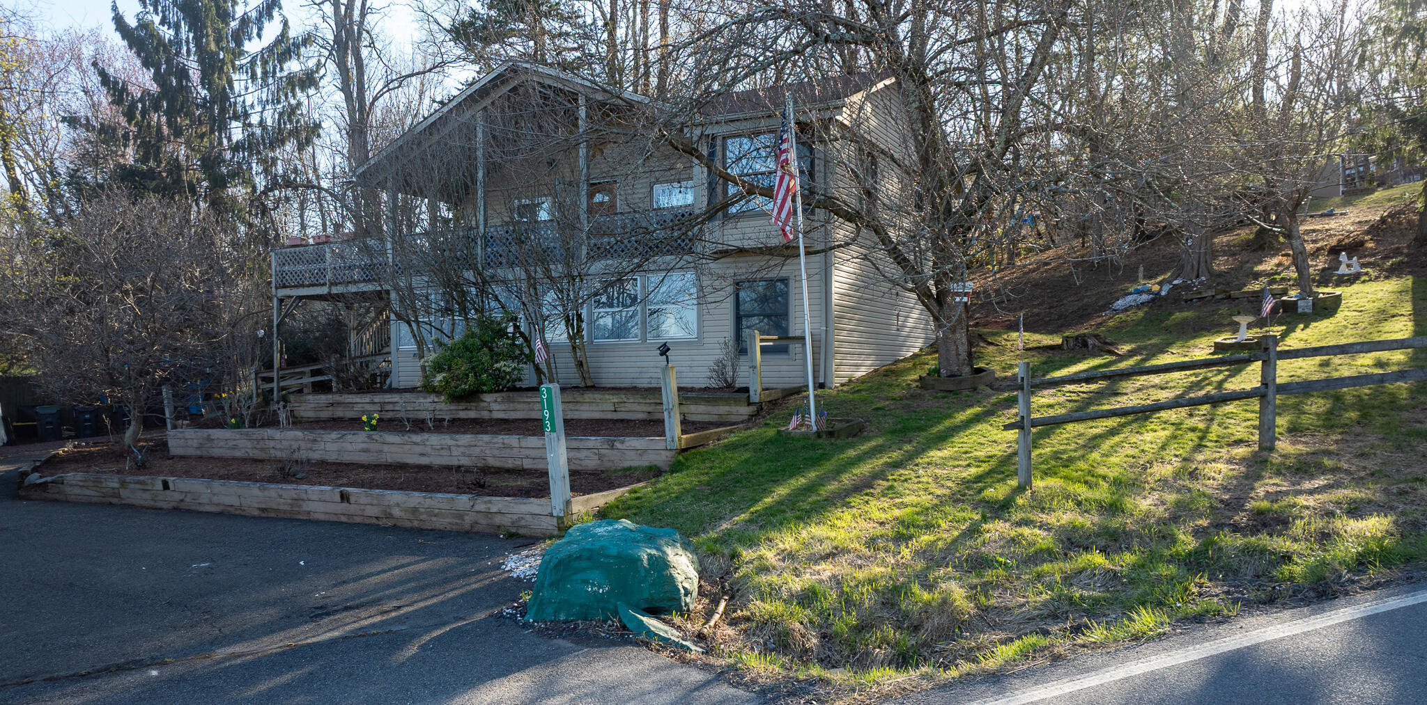 a view of a yard in front of house