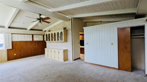 a view of a garage