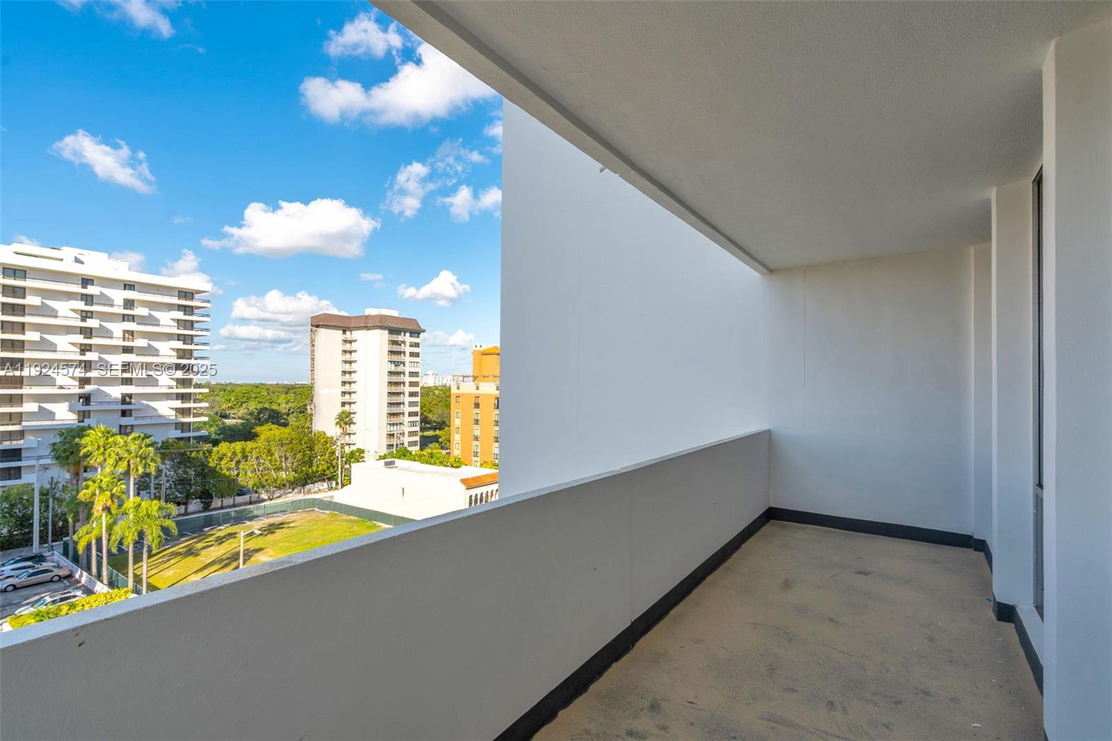 700 Biltmore Way, Unit 710 Coral Gables, FL 33134 - Photo 33 of 41 a view of a bathroom with a bathtub