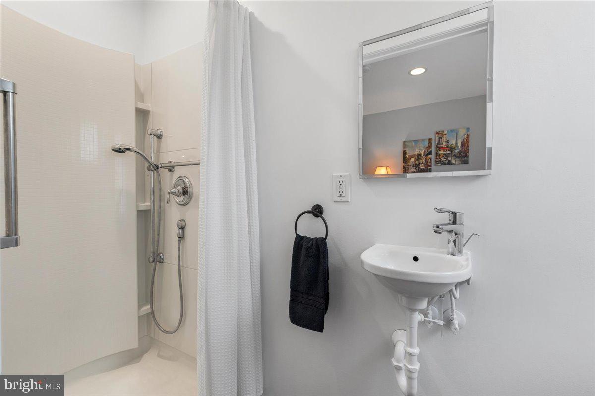 388 Terhune Road Princeton, NJ 08540 - Photo 9 of 33 Private bath for Bed 4