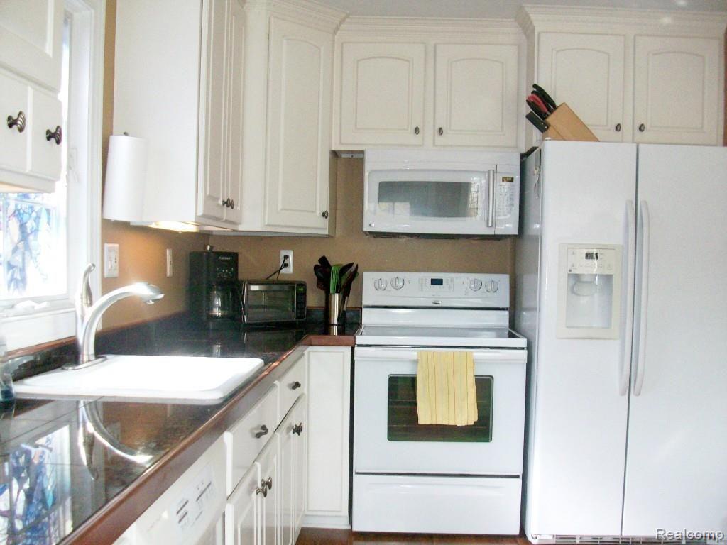 281 Reitman Court Rochester, MI 48307 - Photo 7 of 20 reitmann frig view.jpg