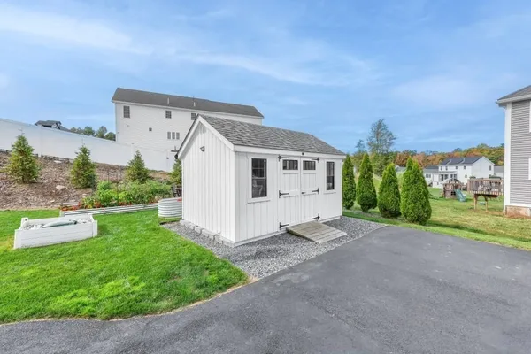 a view of a house with a yard