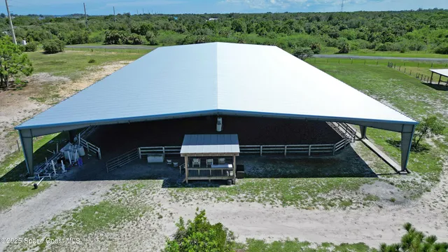 a view of a back yard of the house