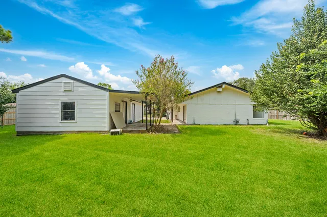 a view of a house with backyard and garden