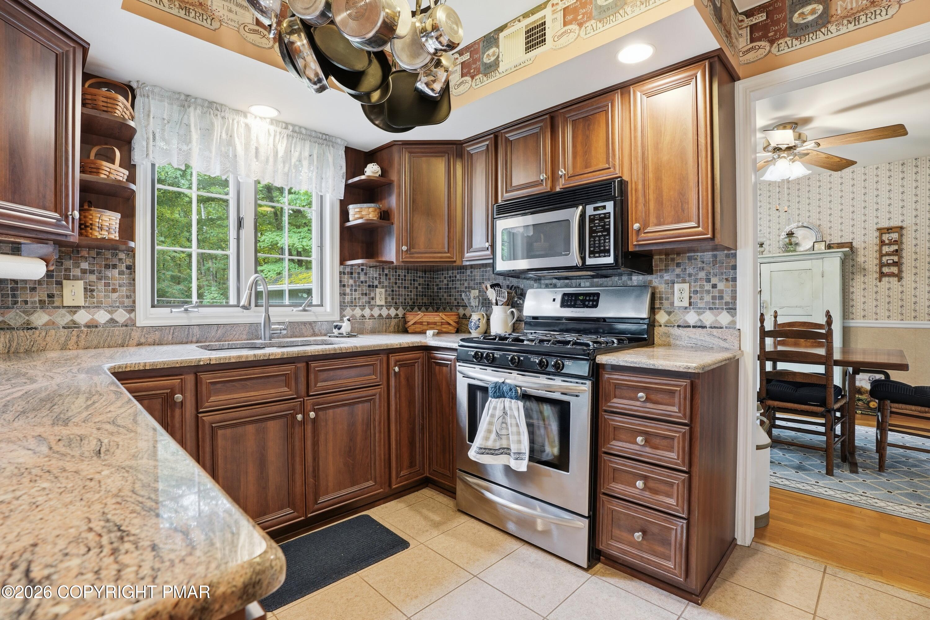 14 Minsi Road Delaware Water Gap, PA 18327 - Photo 11 of 75 4 Kitchen (5)