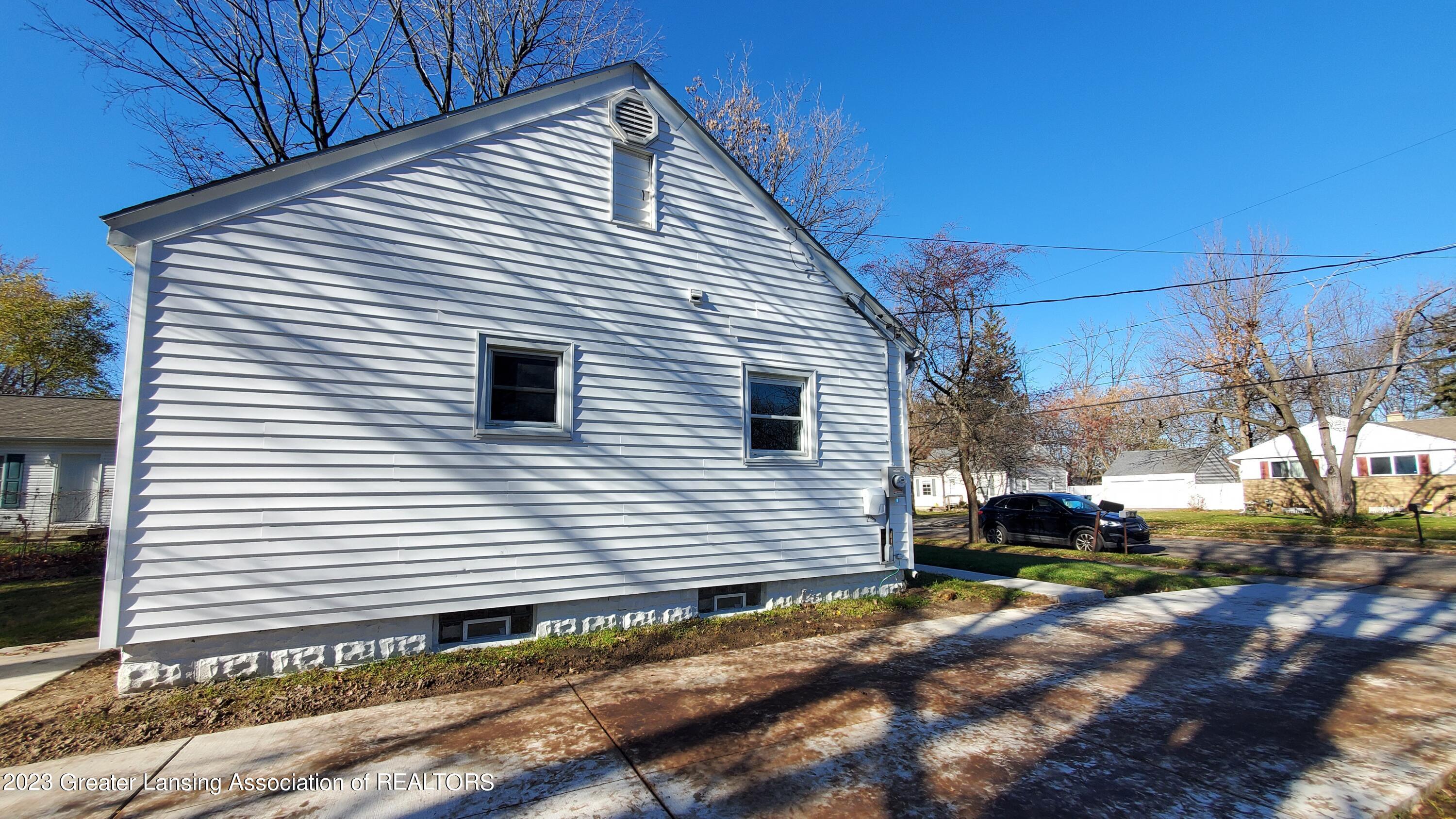 927 Pierce Road Lansing, MI 48910 - Photo 26 of 27 20231119_113959