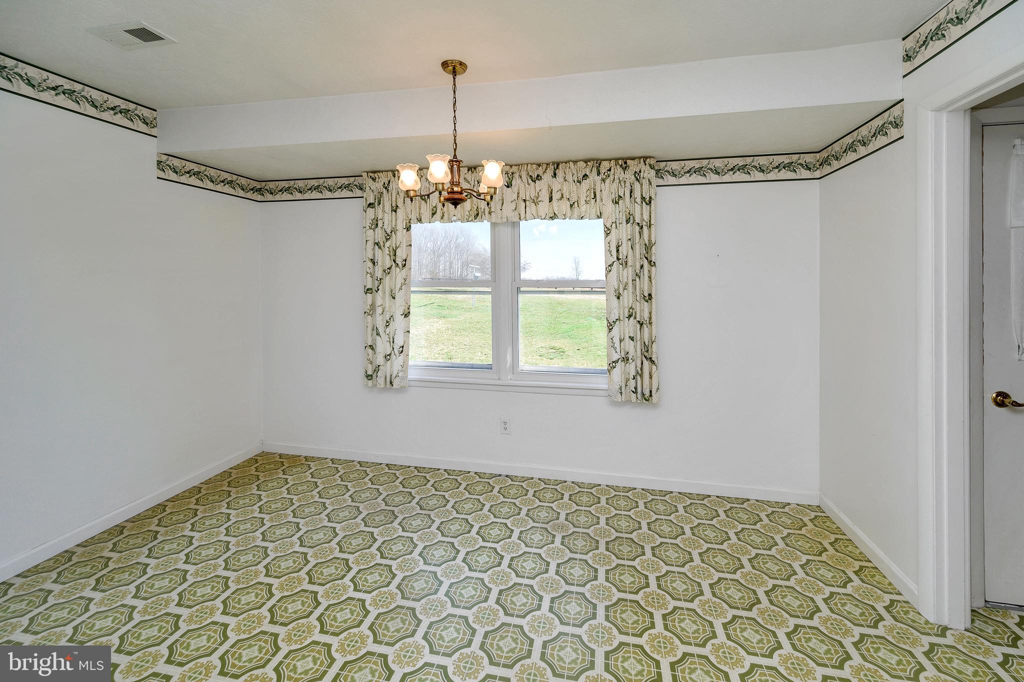 14499 Inlet Road Culpeper, VA 22701 - Photo 18 of 24 Kitchen table space