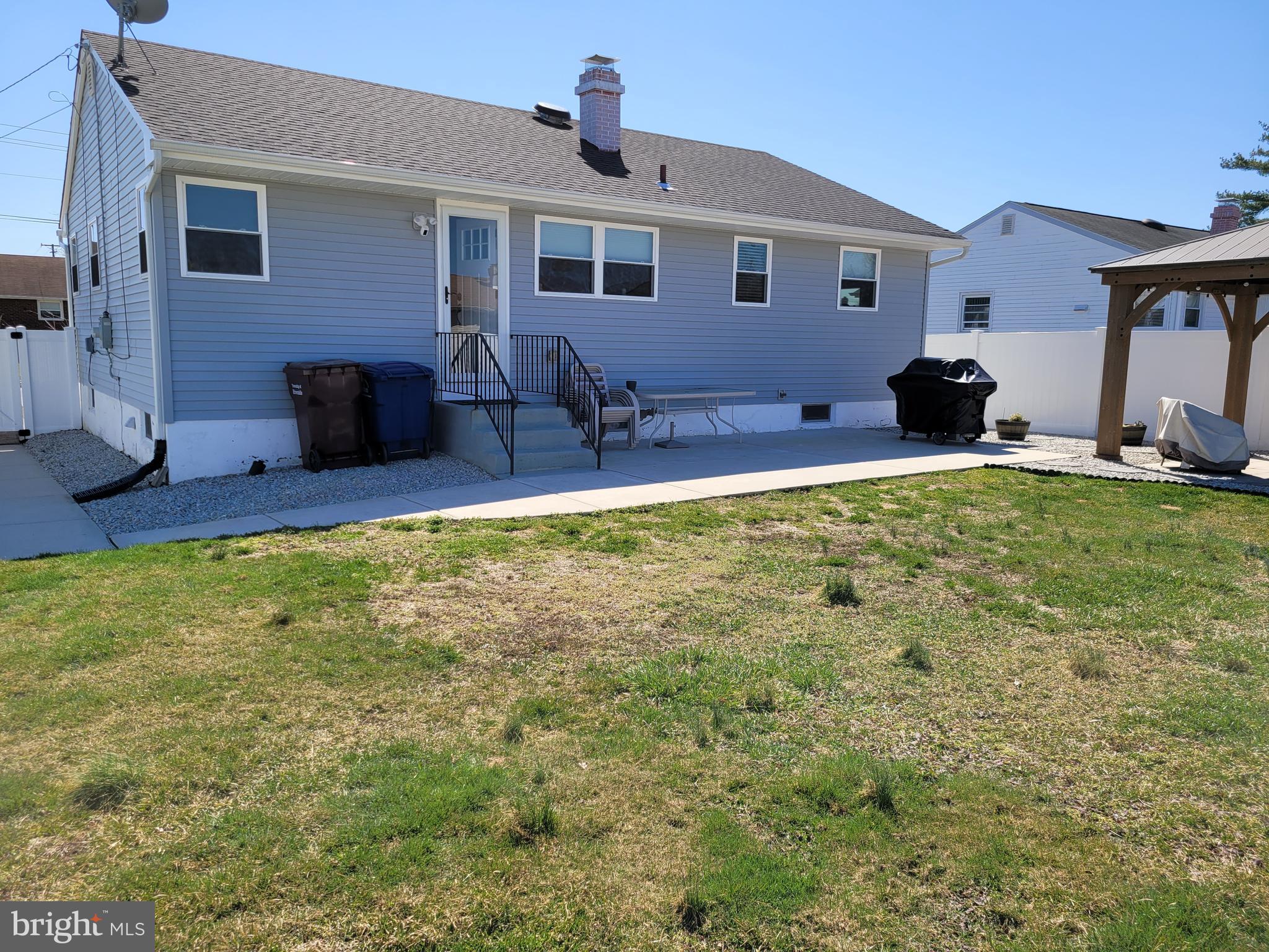 513 Monroe Street Riverside, NJ 08075 - Photo 28 of 28 Large yard completely fence in with 6' Vinyl fence