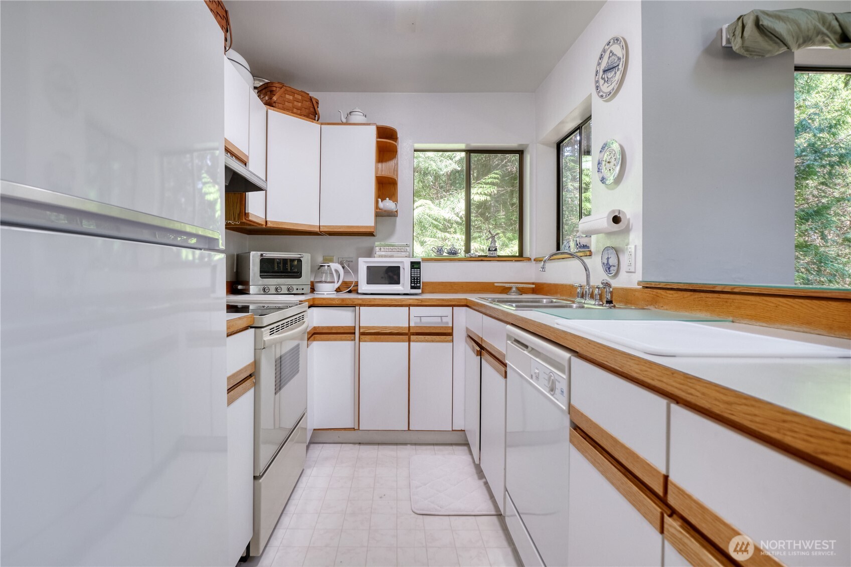1881 Cliff Road Point Roberts, WA 98281 - Photo 9 of 36 Gallery Image 9