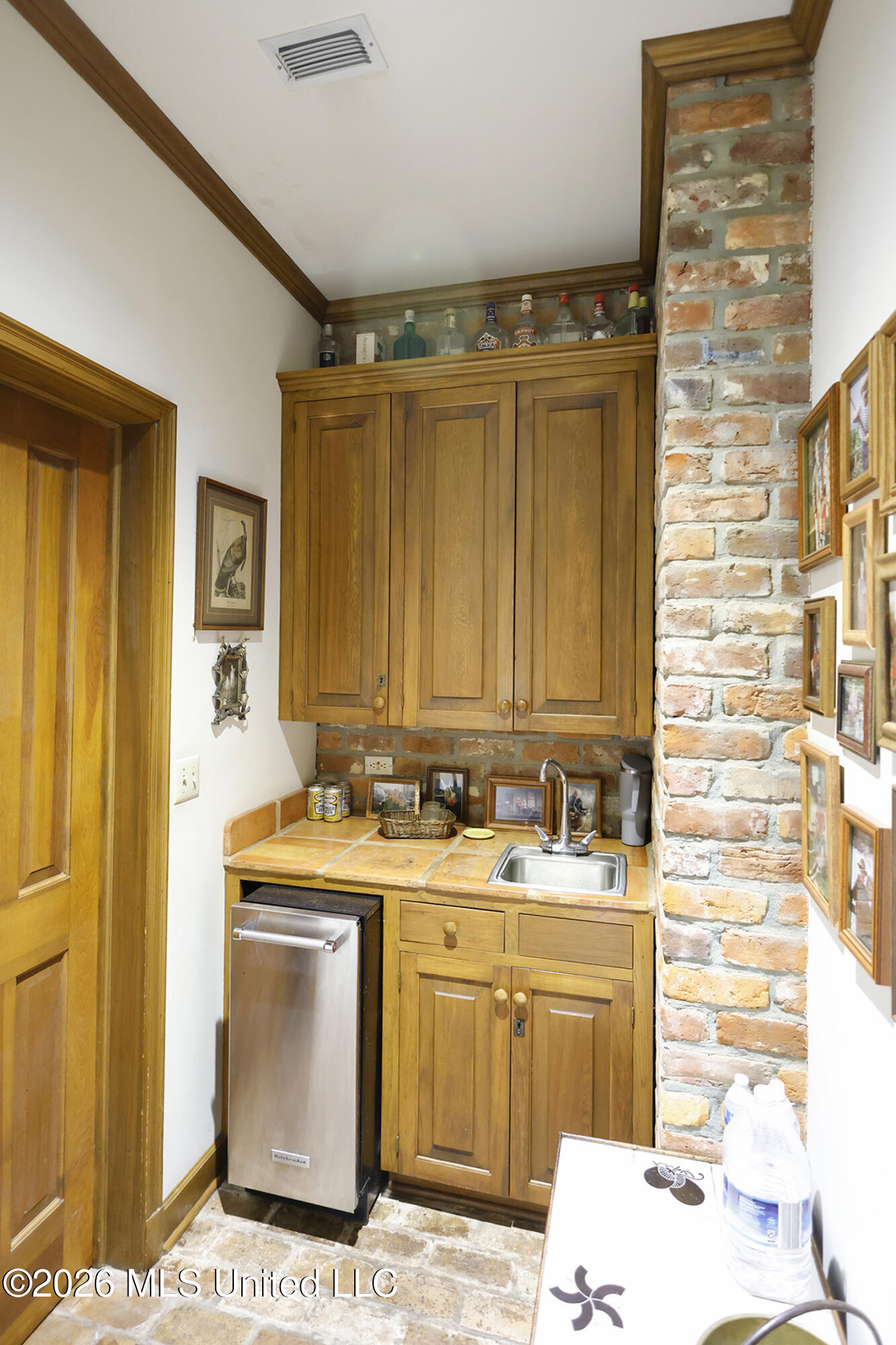 657 Zetus Road Northeast Brookhaven, MS 39601 - Photo 41 of 80 657 bar off library