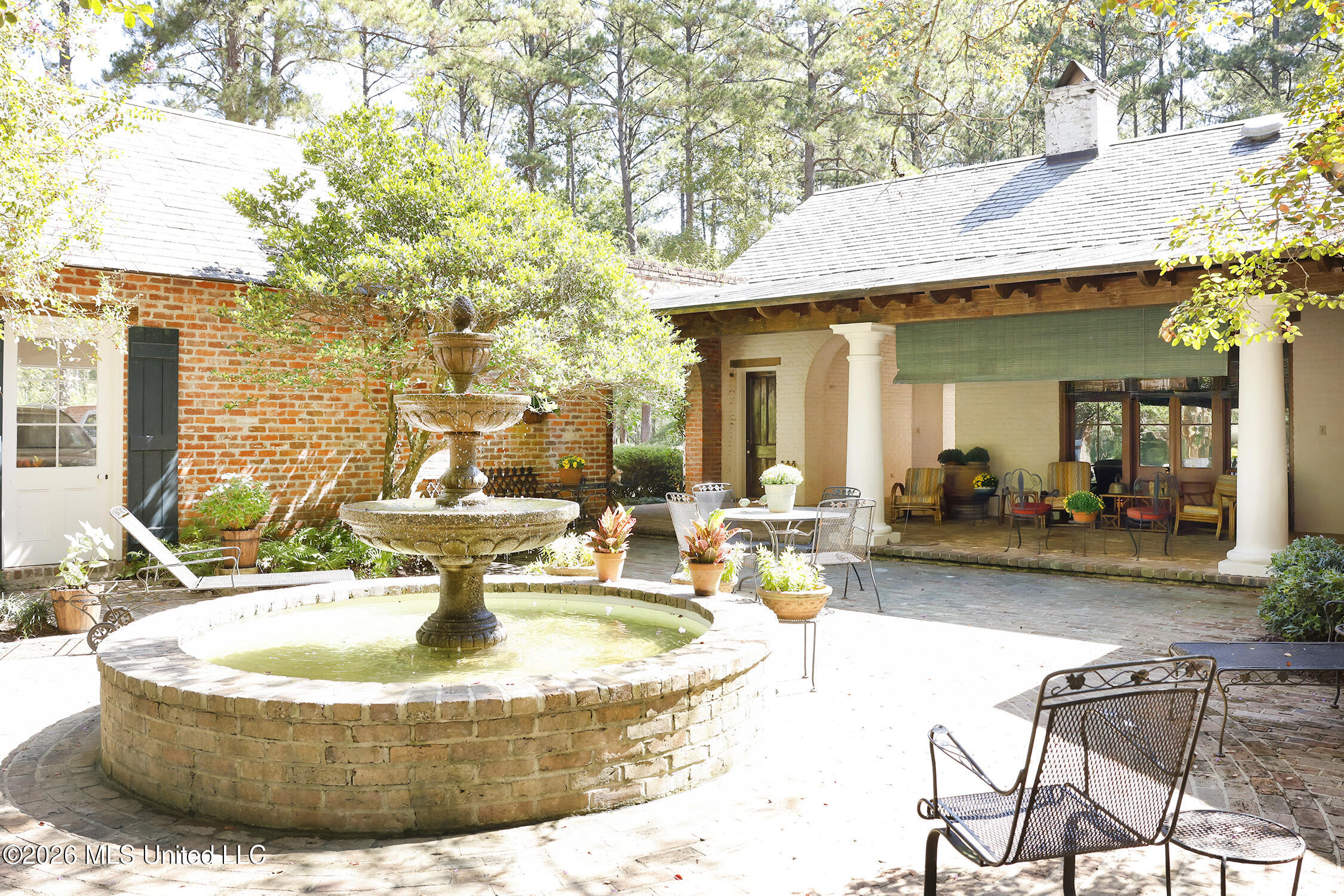 657 Zetus Road Northeast Brookhaven, MS 39601 - Photo 9 of 80 657 veranda and garage and fountain