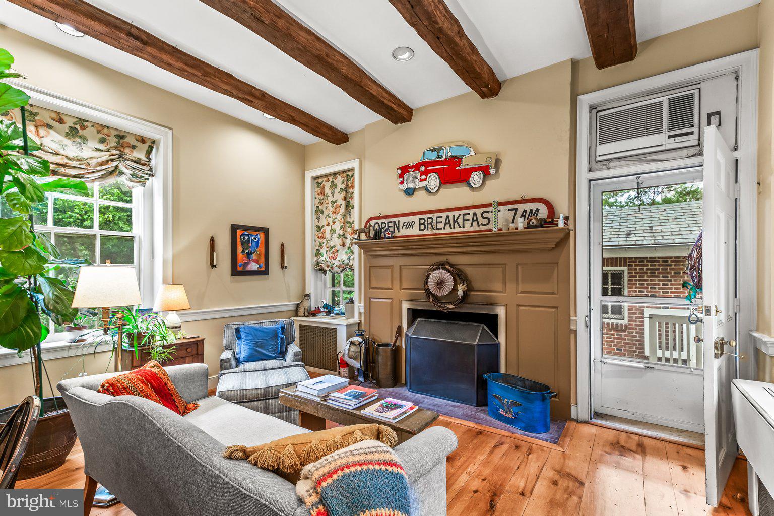 300 Somerset Road Baltimore, MD 21210 - Photo 18 of 48 Working fireplace