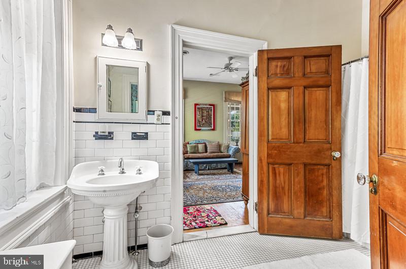 300 Somerset Road Baltimore, MD 21210 - Photo 30 of 48 Primary bathroom