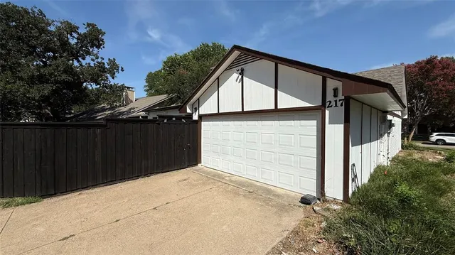 $2,350 | 217 Creekside Lane, Coppell, TX 75019