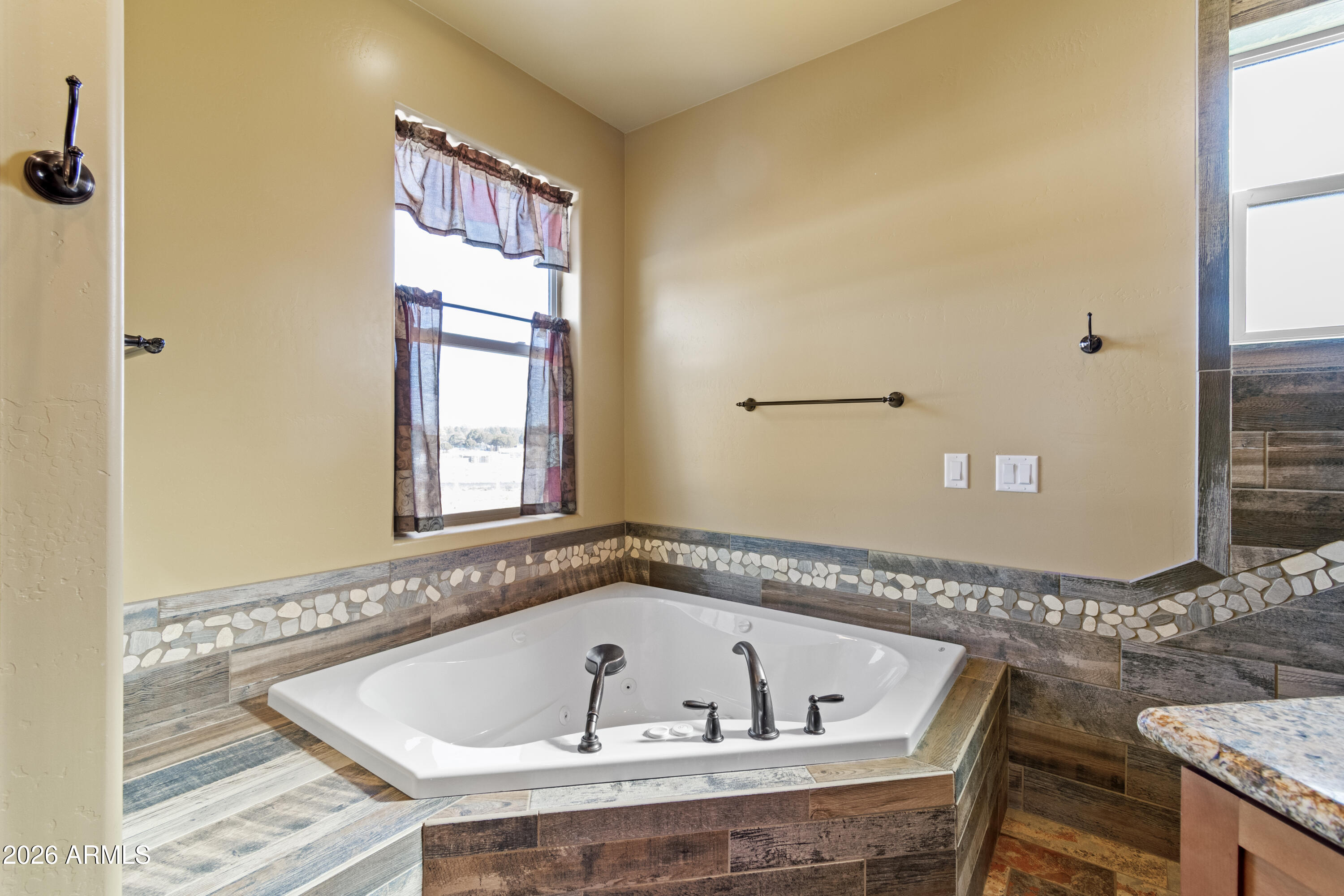 816 Fern Way Show Low, AZ 85901 - Photo 28 of 93 a view of jacuzzi and tap