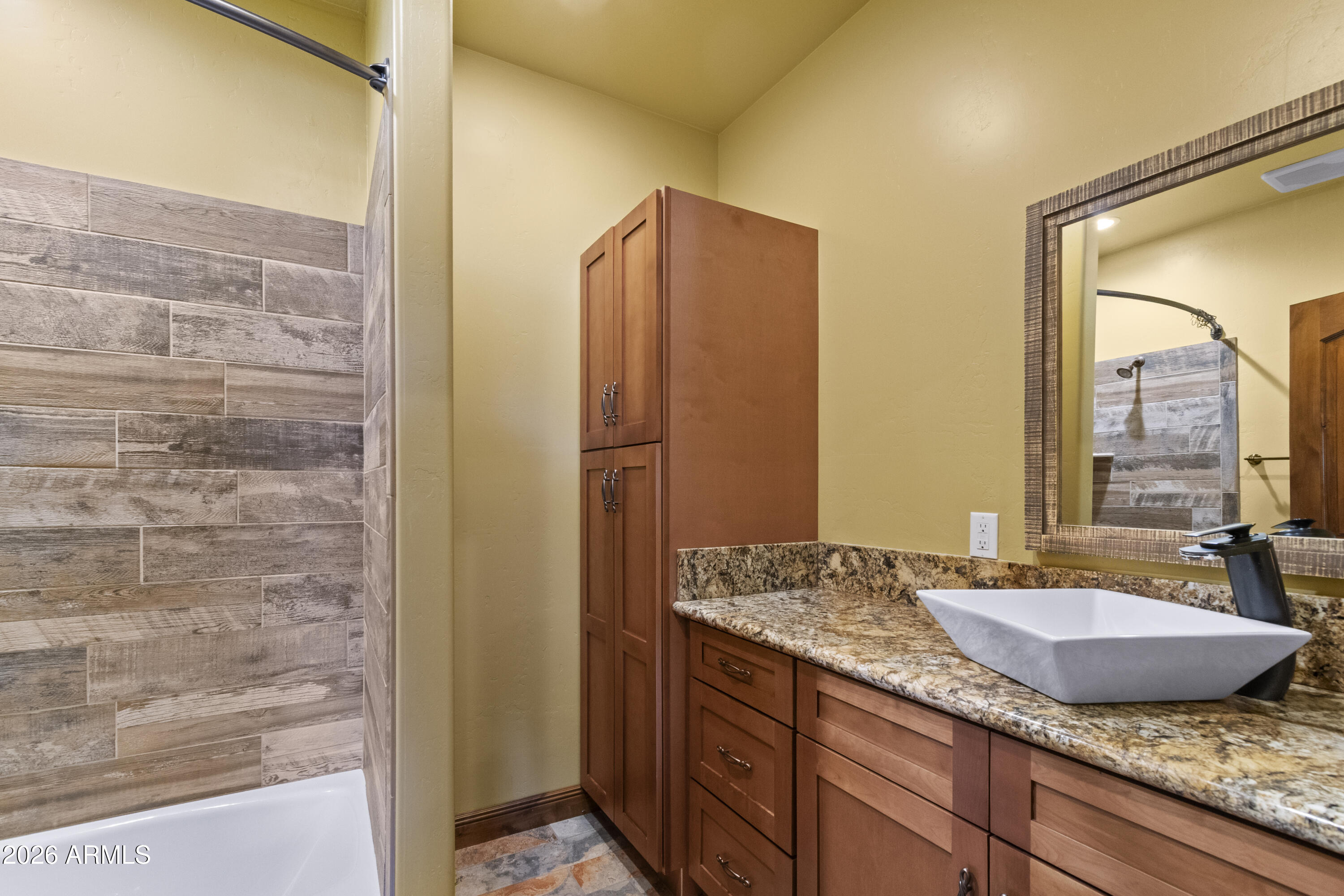 816 Fern Way Show Low, AZ 85901 - Photo 57 of 88 Bathroom 3 ensuite