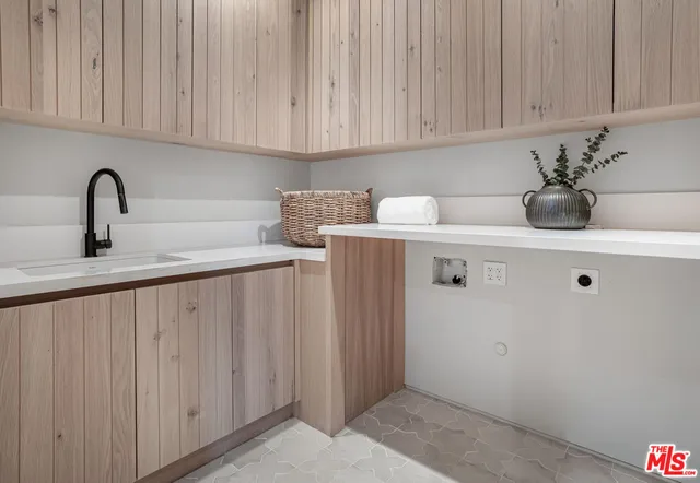 a backyard of a house with table and chairs plants and large trees