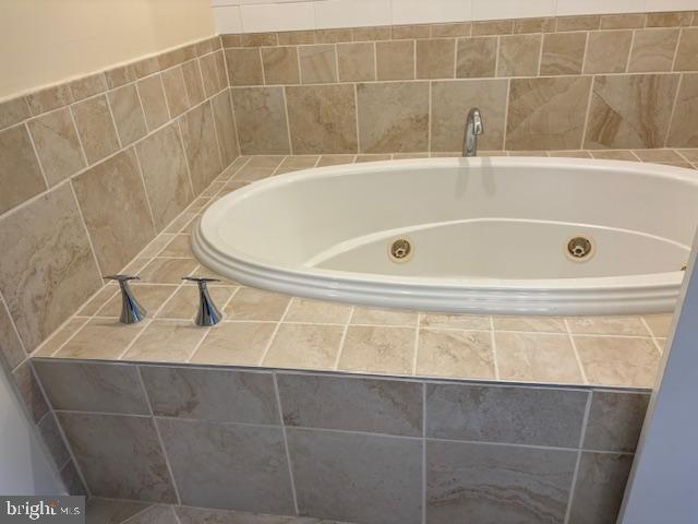 7900 Spring Forest Court Springfield, VA 22152 - Photo 26 of 40 a bathroom with a bath tub