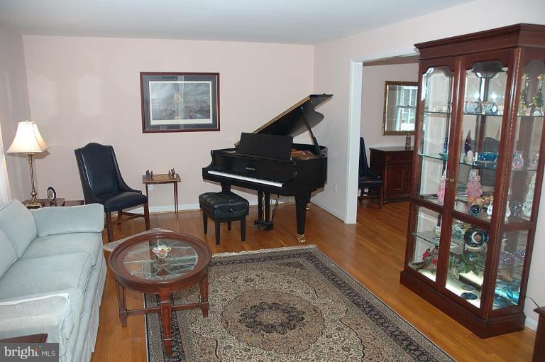 6944 Spaniel Road Springfield, VA 22153 - Photo 7 of 14 Living Room