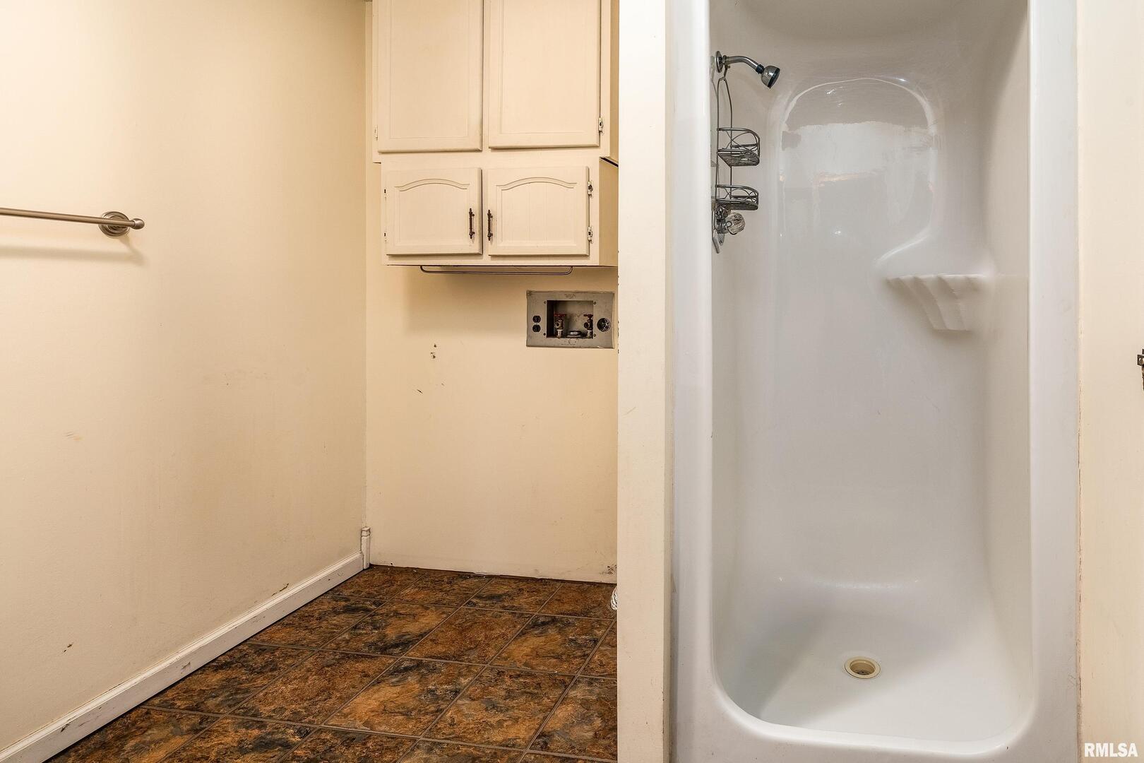 18662 Liberty School Road Thompsonville, IL 62890 - Photo 27 of 32 a bathroom with a glass shower door